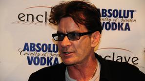 Charlie je, ko je bil še priseben, podpisal sanjsko pogodbo. (Foto: Flynet)