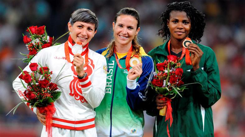 Tatjana Lebedjeva (levo) in Maurren Higa Maggi (v sredini) sta stali na stopničk