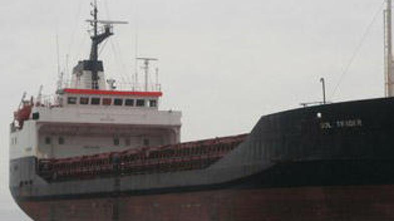 Sol Trader je še vedno v slovenskih teritorialnih vodah.