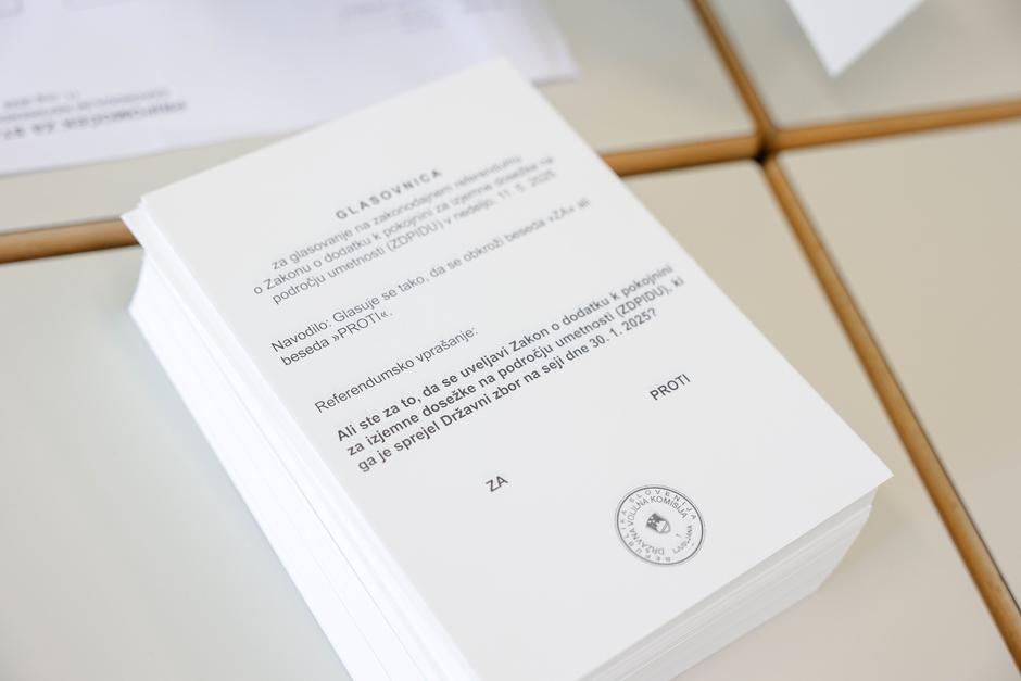 referendum o uveljavitvi zakona o dodatku k pokojnini za izjemne dosežke na področju umetnosti | Avtor: Saša Despot