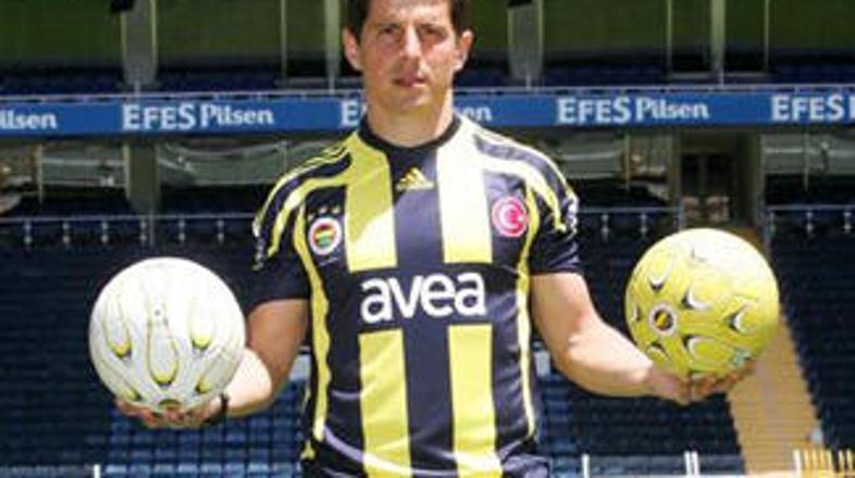 Emre v dresu novega delodajalca.