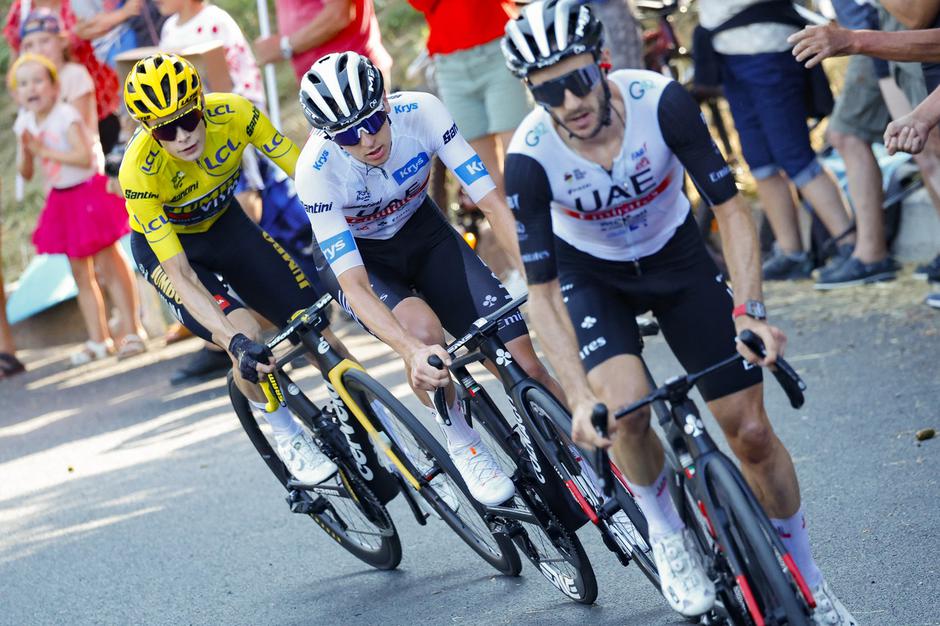 Tadej Pogačar in Adam Yates | Avtor: Profimedia