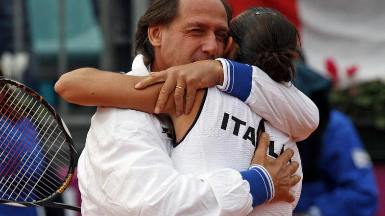 Zmagoviti objem Flavie Pennette in kapetana Corrada Barazzuttija. FOTO: Reuters