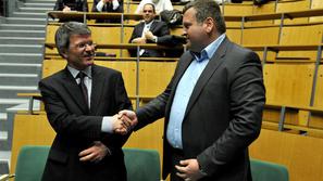 Valant (levo) je Lovšetu pokazal, kdo je glavni v Športni loteriji. Lovše je bes