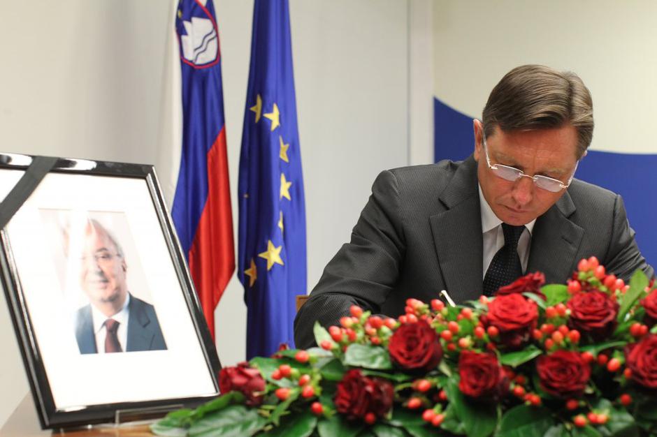 Vpis v žalno knjigo ob smrti Andreja Bajuka | Avtor: Žurnal24 main