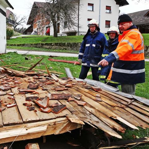 Slovenija 11.11.2013 neurje na Gorenjskem, razkrite strehe, nevihta, veter, gasi