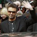 Zaradi nenadzorovane vožnje je George Michael končal v vratih trgovine in tako r