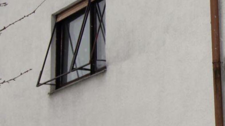 Sojenje Ptujčanu, ki ga sumijo posilstva, se spet ni začelo. Na sliki "hiša groz