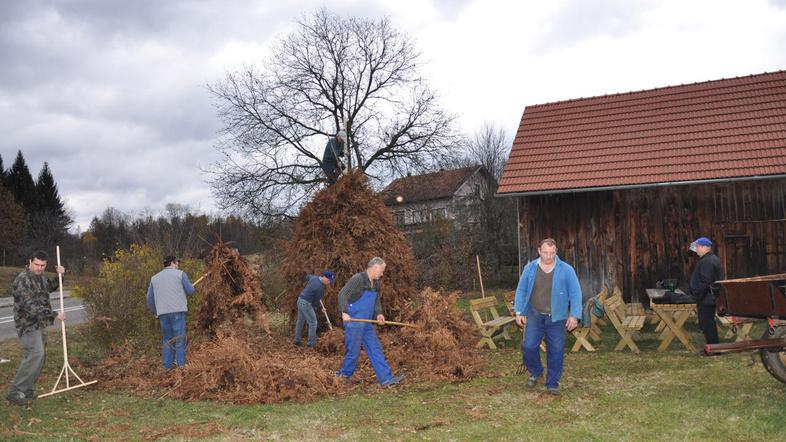 Obujanje pozabljenih kmečkih del je tudi priložnost za prijetno druženje vaščano
