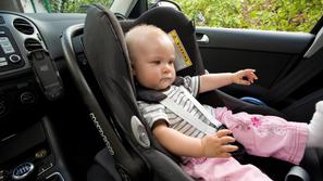 Otrok v otroškem sedežu