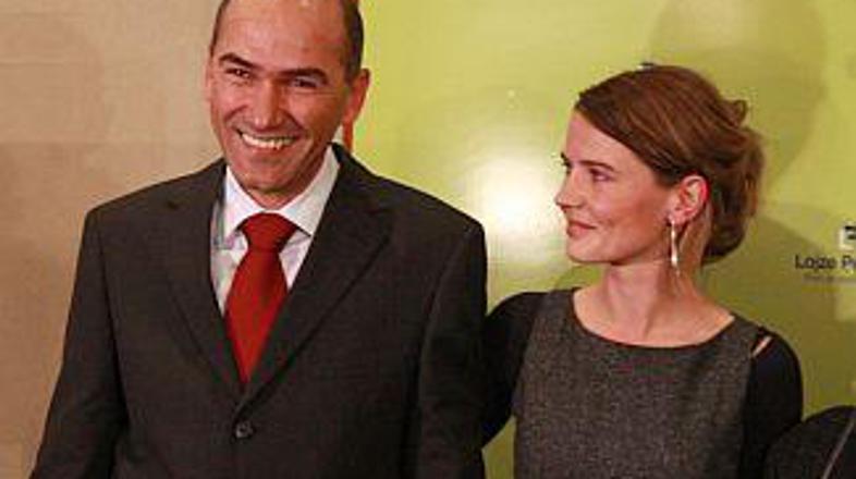 Janezu Janši se ima za kaj smejati.