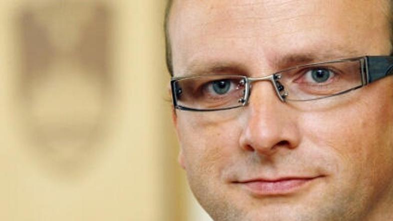 "Ne bom se pustil izsiljevati," poudarja minister.