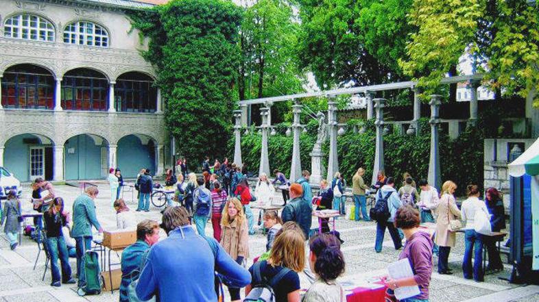 Z nakupom rabljenih učbenikov se da prihraniti kak evro.