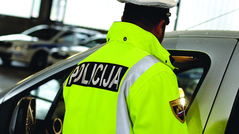 Konec tedna so v policijskih prostorih za pridržanje treznili voznika in kolesar
