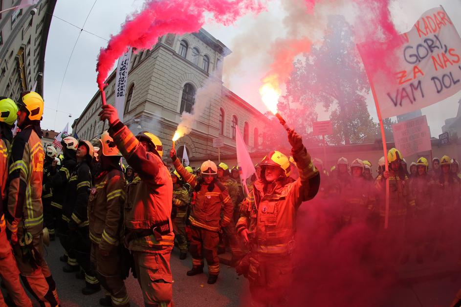 Protest poklicnih gasilcev