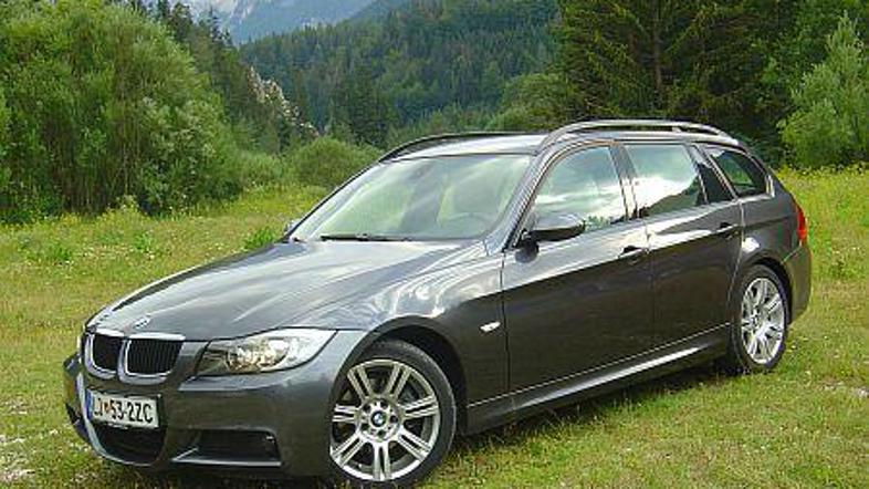 Prestižnost pri BMW-jevi trojki s statusom hodi z roko v roki.