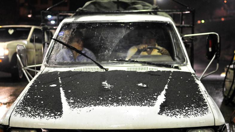 Vulkanski prah je prekril okolico. (Foto: EPA)