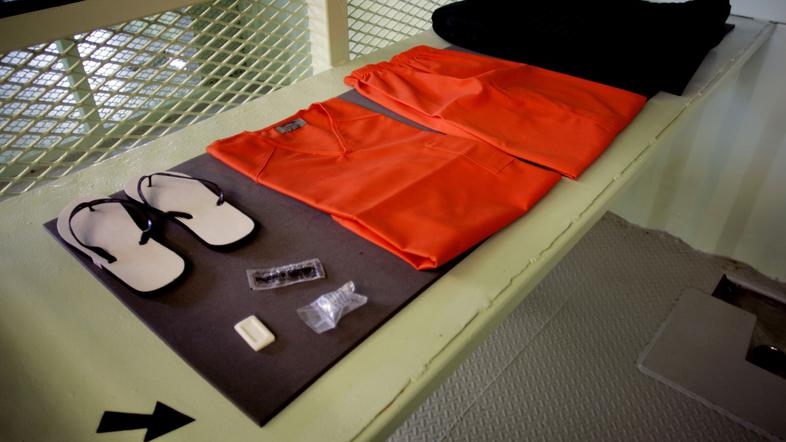 Oprema, ki so jo dobili zaporniki v Gunatanamu ob prihodu. (Foto: Reuters)