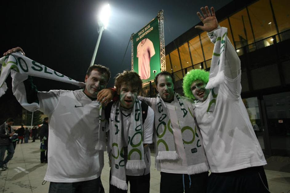 Navijači so bili pred tekmo slovenskih fantov že odlično razpoloženi. (Foto: Saš