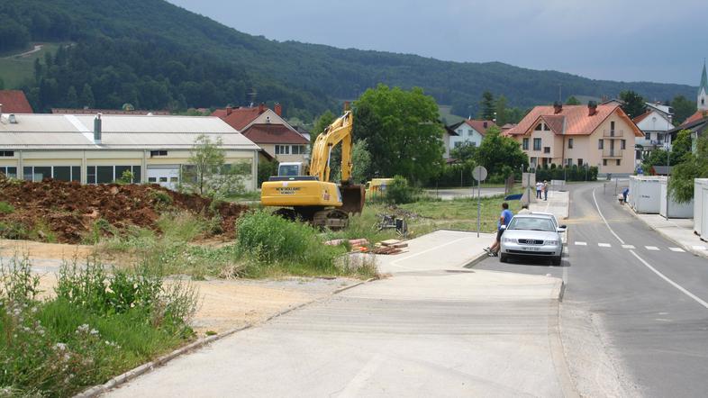 Pripravljalna dela za gradnjo novega vrtca pri Domu starejših občanov Trebnje so