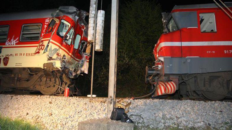 Vlaka se kljub preglednosti proge in zaviranju nesreči nista mogla izogniti.