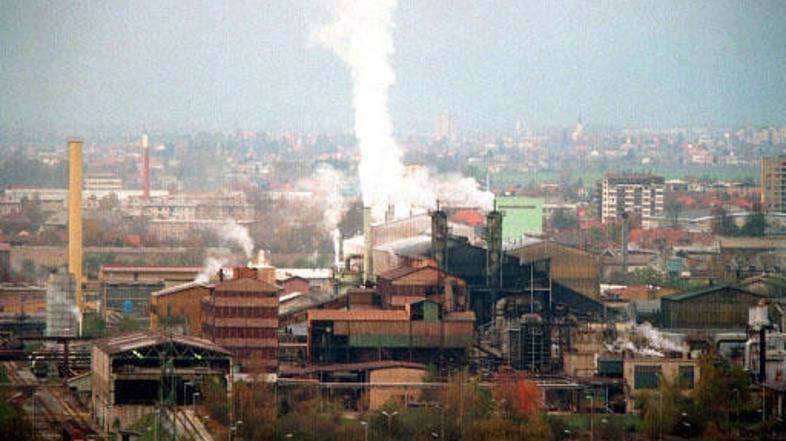 Najprej so inšpektorji odvzemali vzorce rdeče obarvane vode, zdaj civilno inicia