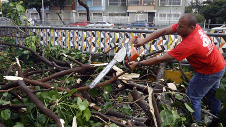Oblasti se trudijo za čimprejšnjo odstranitev posledic.