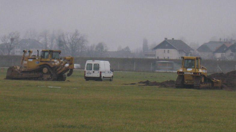 Delavci ljubljanskega SCT so včeraj začeli gradbena dela za prestavitev steze, k