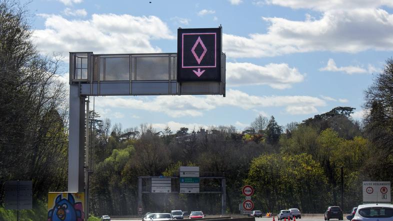 Prometni znak v Franciji rezerviran vozni pas