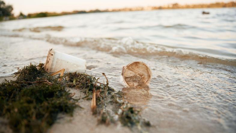 plastični kozarci na obali