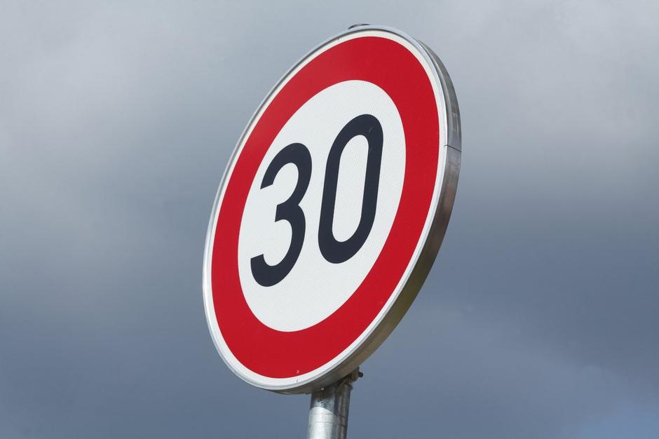 prometni znak omejitev 30 | Avtor: Profimedia