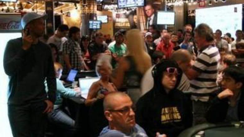 Phil je po kazni telefoniral nekaj metrov stran od mize. (Foto: Pokernews.com)