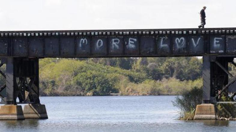 Najstnice vlaku niso mogle uiti. (Foto: AP)