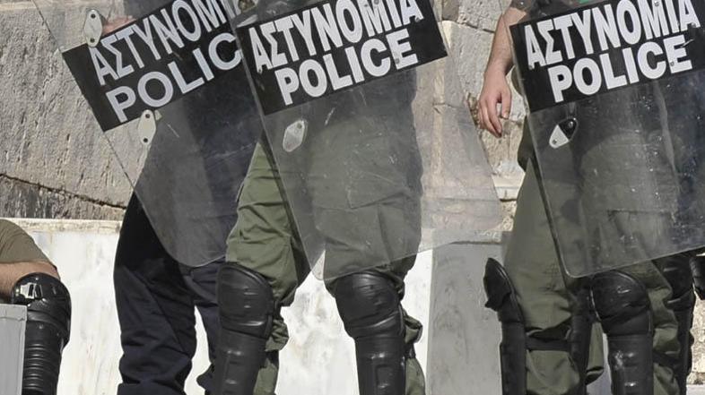 Morilca sta v pripadnika grške policije izstrelila najmanj 15 krogel.