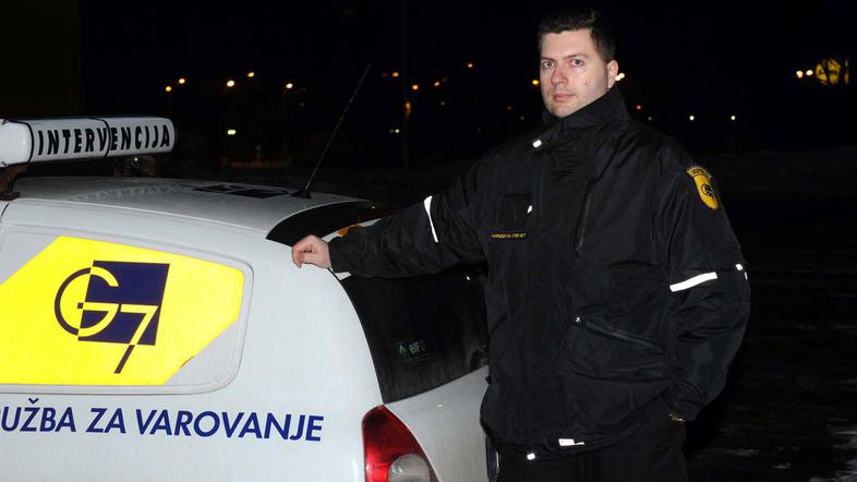 Po besedah varnostnika so policisti brezdomca, preden je poskušal storiti samomo