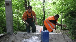 Stopnišče proti Savski cesti so sredi tedna že obnavljali. Delavca sta se strinj