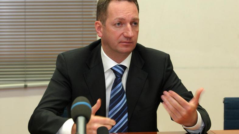 Popoviča so že obsodili na pogojno zaporno kazen, njegovi žena in sestra pa še č