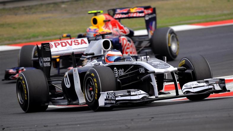 Rubens Barrichello (Williams) in Mark Webber (Red Bull)