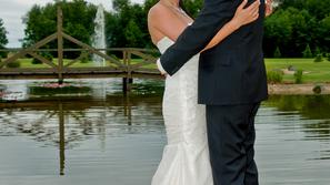 Činč in Doris nista pustila, da bi jima slabo vreme pokvarilo poroko. (Foto: Tad