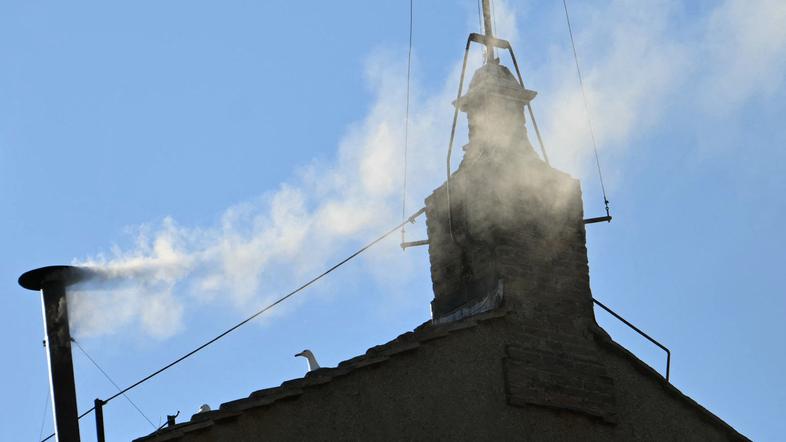 Sikstinska kapela beli dim