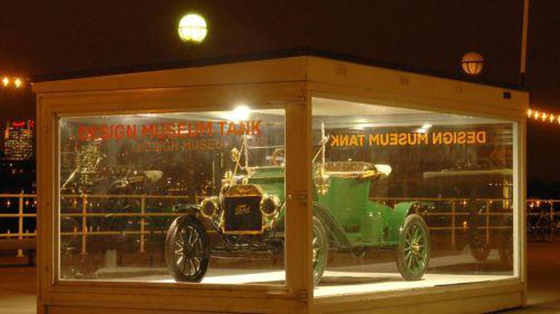 Razstavljeni model T pred londonskim muzejem oblikovanja