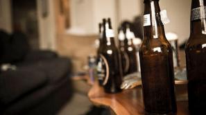 Z alkoholom oziroma osebami pod vplivom alkohola so imeli včeraj policisti s PU 