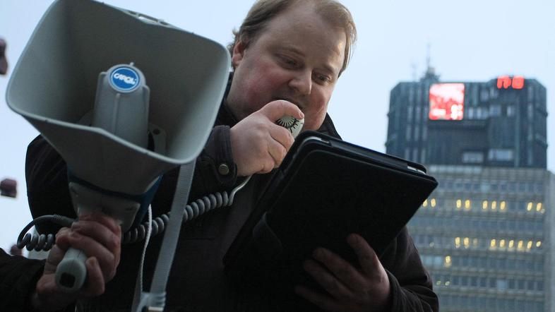 Pred parlamentom sta proti prepovedi gradnje hiš v lastni režiji protestirali dv