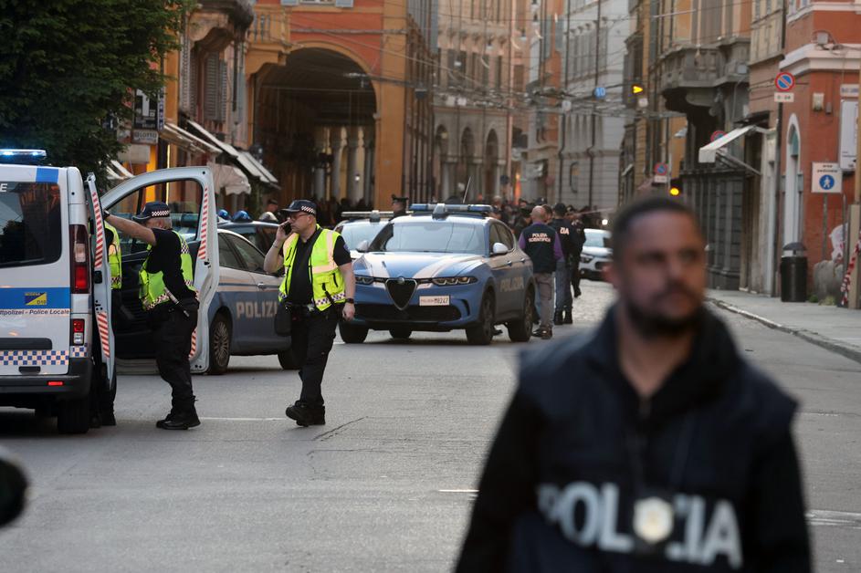 modena napad nož množica avto