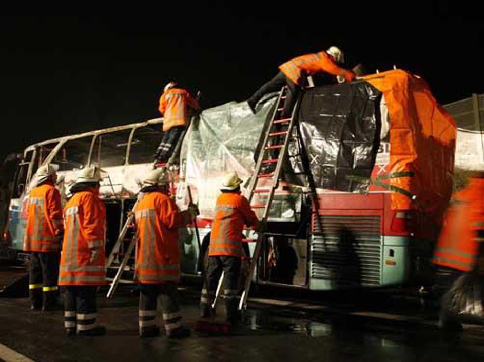 V požaru na avtobusu je umrlo 20 ljudi.