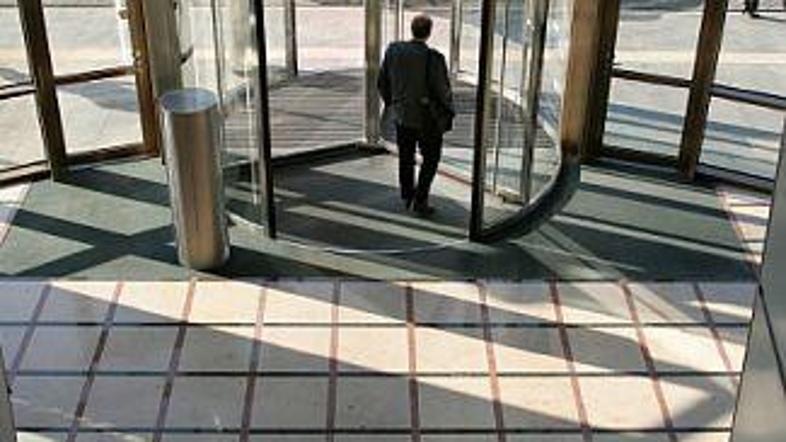 Tudi največji so lahko ob službo.