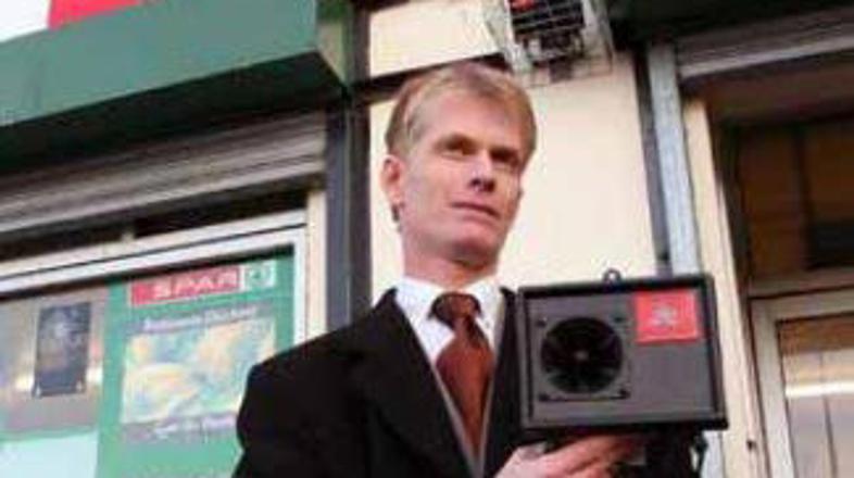 Naprava mosquito oddaja neprijetne visokofrekvenčne zvoke, ki naj bi jih slišali