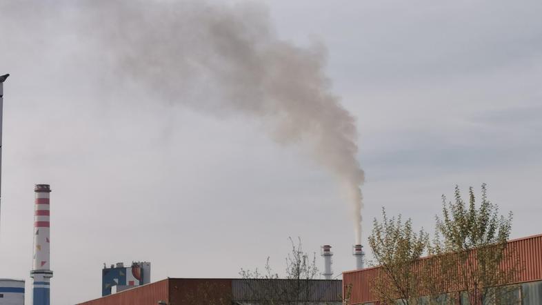 Temen dim iz dimnika Toplarne Ljubljana