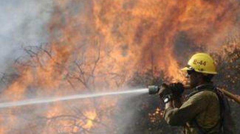 Širjenje ognja pospešujejo visoke temperature in suho ozračje.
