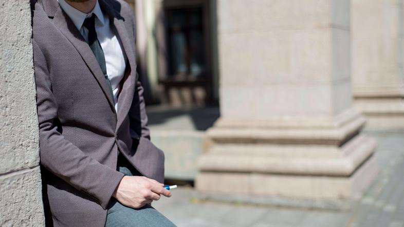 Moški z elektronsko cigareto